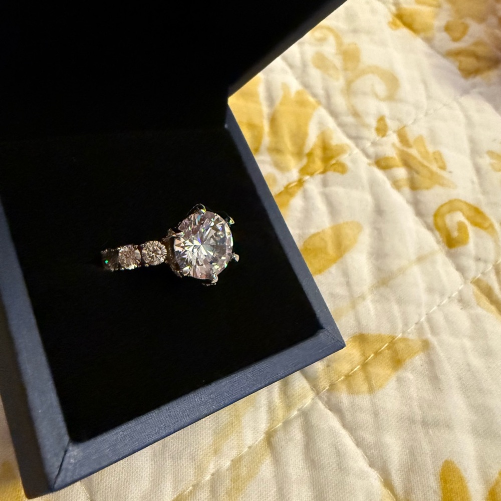 Sayabling Sterling Silver Beautiful total weight 5 carat Cubic Zarconia Ring!